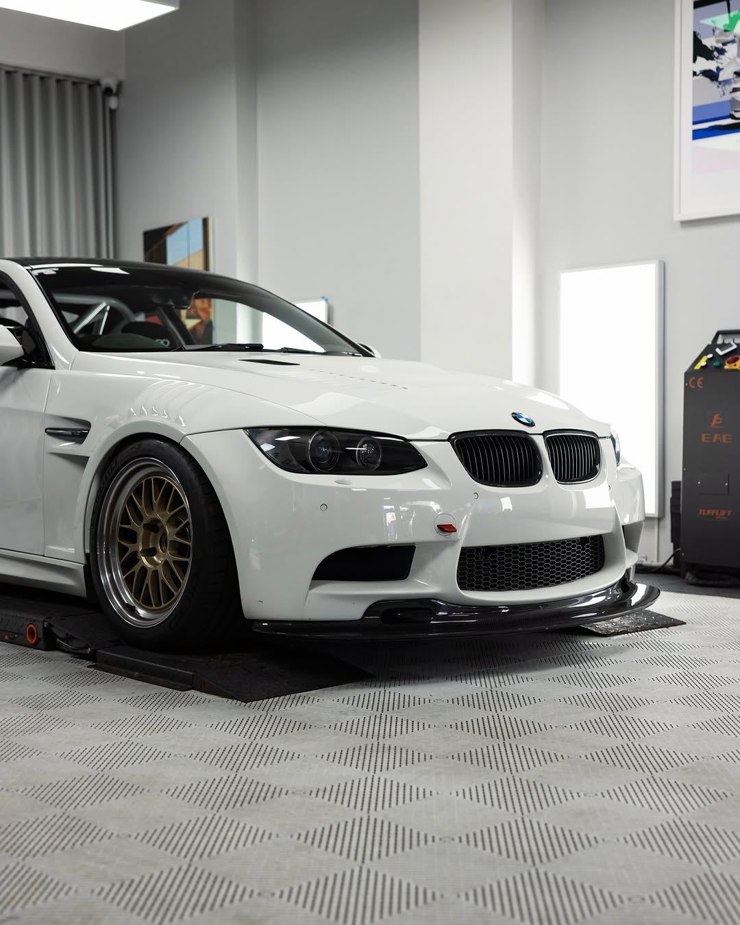 White BMW E92 M3, a track focused build, at Roadbloc