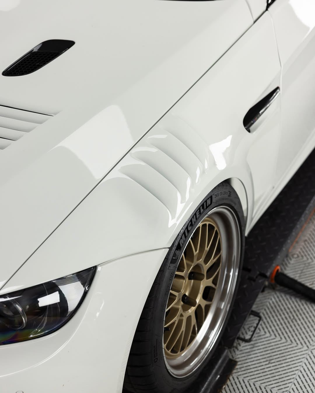 White BMW E92 M3, a track focused build, at Roadbloc