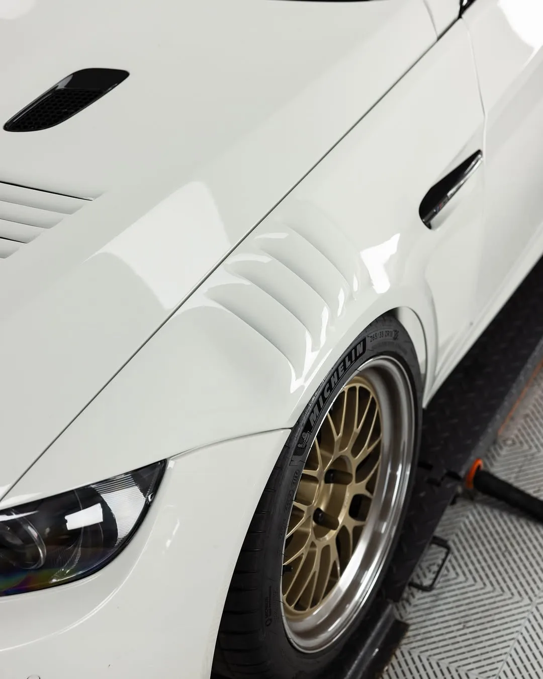 White BMW E92 M3, a track focused build, at Roadbloc