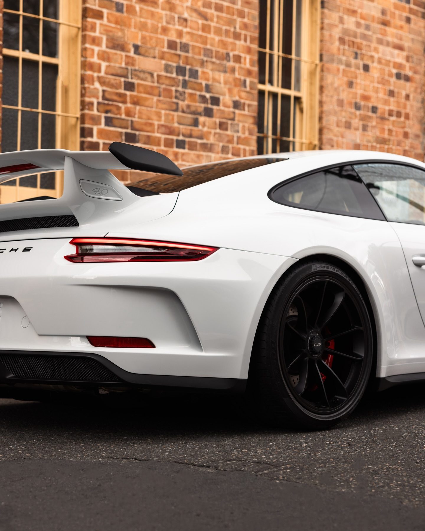 Light running the length of the 991.2 GT3's coated rear quarter